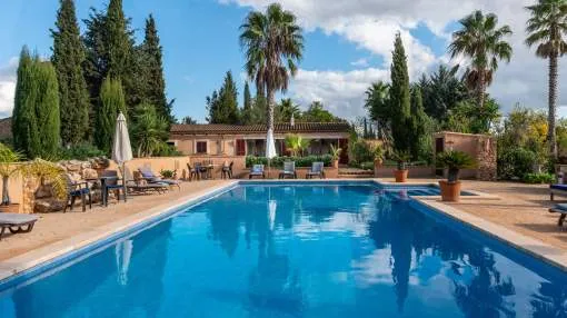 Finca with vacation rental license, guest houses and large pool near Felanitx.