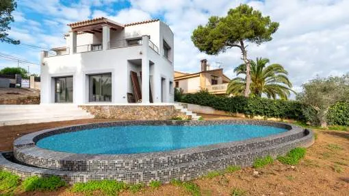 Modernised villa with panoramic views of the Bay of Palma and the mountains Modernised villa with panoramic views of the Bay of Palma and the mountains