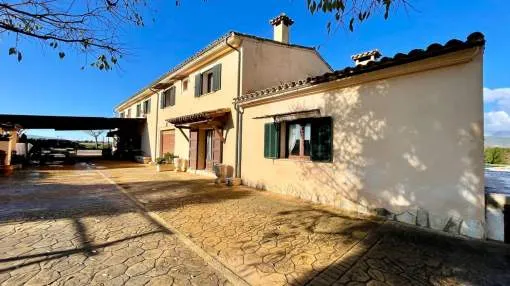 Beautiful finca in a vineyard area in Binissalem. Beautiful finca in a vineyard area in Binissalem.