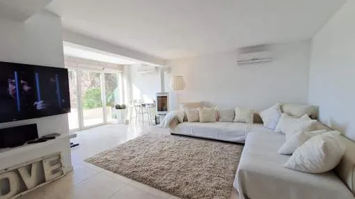 Beautiful ground floor flat for short term rent in first line to the sea in Andratx. Beautiful ground floor flat for short term rent in first line to the sea in Andratx.