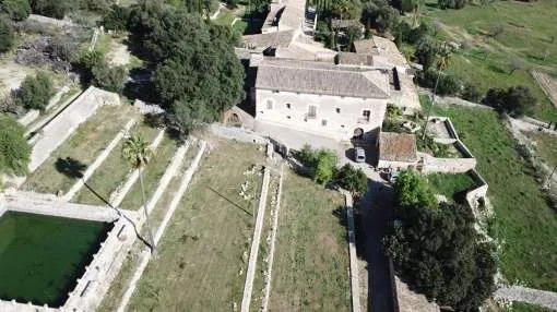 Impressive Finca with vineyard, hunting and olive grove, with Hotel license and project for 29 rooms in Ses Fonts Ufanes. Impressive Finca with vineyard, hunting and olive grove, with Hotel license and project for 29 rooms in Ses Fonts Ufanes.