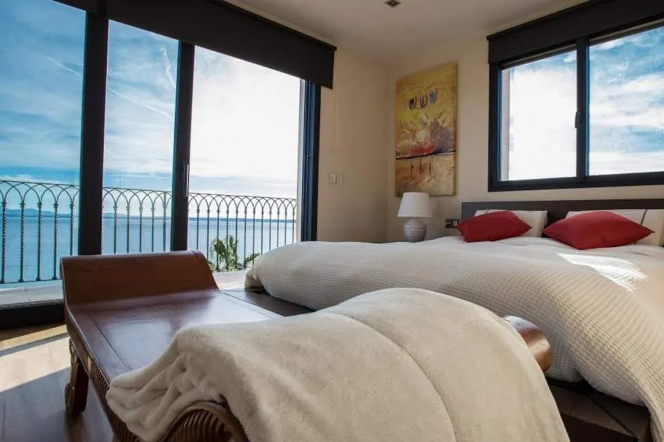 Imposing villa with spectacular sea views in Alcanada