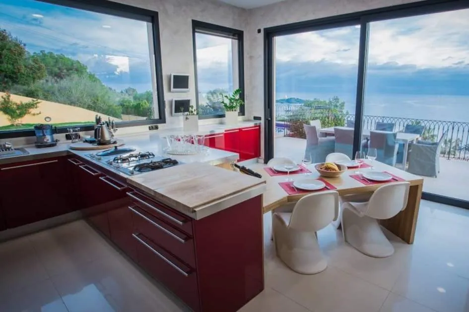 Imposing villa with spectacular sea views in Alcanada