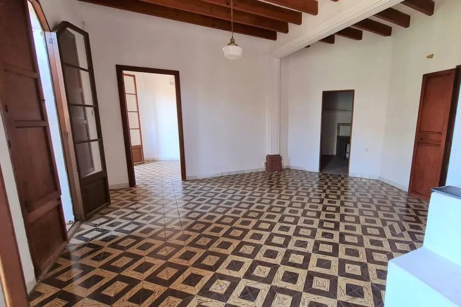 Magnificent manor house to renovate in the center of Ses Salines.