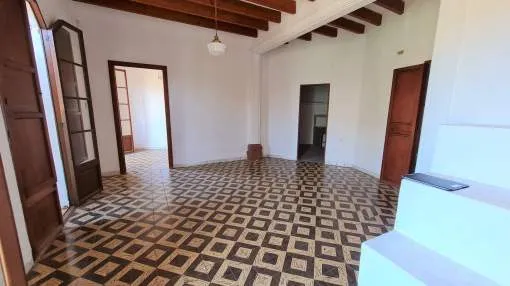 Magnificent manor house to renovate in the center of Ses Salines.