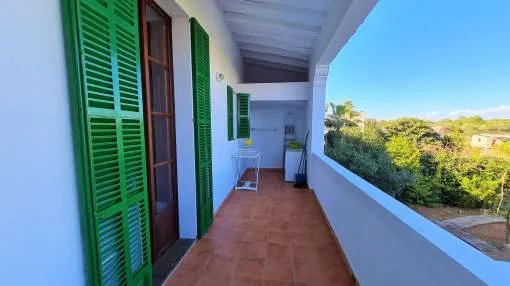 Spacious and quiet apartment on the first floor of a Mallorcan townhouse. Spacious and quiet apartment on the first floor of a Mallorcan townhouse.