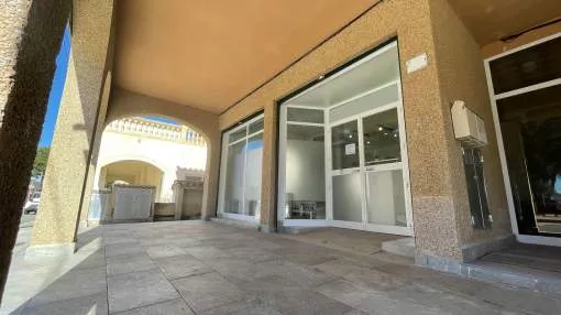 Leasehold commercial premises with operative business in El Toro. Leasehold commercial premises with operative business in El Toro.