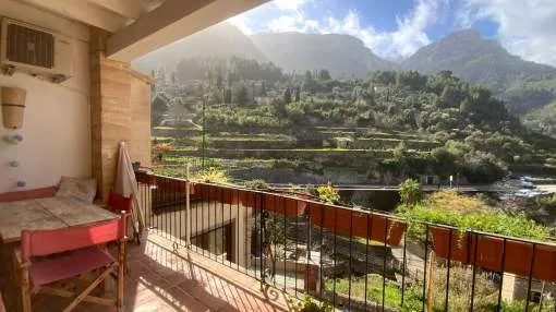 Bright, well maintained apartment in the heart of the pretty village of Deià. Bright, well maintained apartment in the heart of the pretty village of Deià.