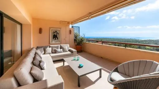 Exceptional penthouse in Bendinat with panoramic golf course and sea views
