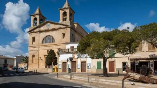 Centrally located village house with tourist licence in S'Alqueria Blanca Centrally located village house with tourist licence in S'Alqueria Blanca