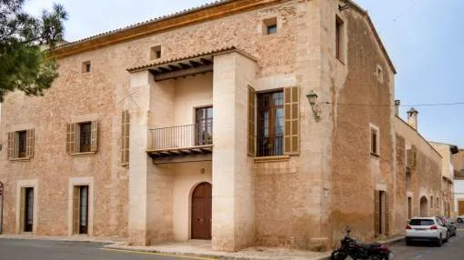 Magnificent manor house from 1800, ideal to establish an inland tourism or hotel-restaurant. Magnificent manor house from 1800, ideal to establish an inland tourism or hotel-restaurant.