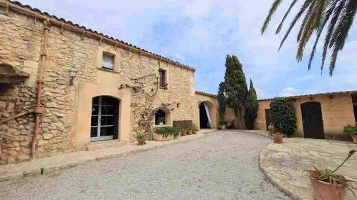 Splendid rustic finca with swimming pool, children's playground and paddle tennis court in the east of Mallorca.