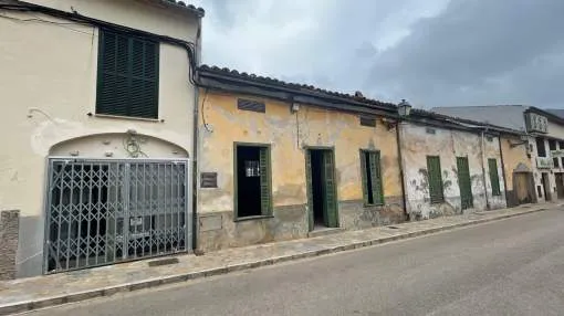 Centrally located townhouse in need of refurbishment in Esporles Centrally located townhouse in need of refurbishment in Esporles