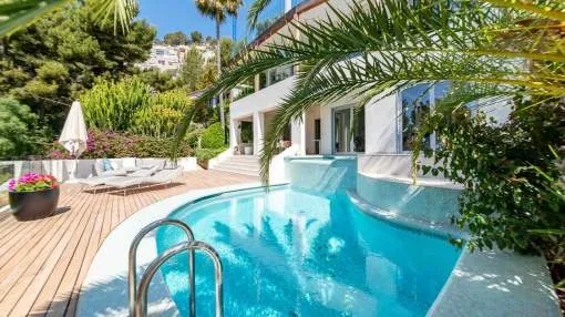 South facing modern villa in quiet area enjoying amazing views over the harbour sitting on an amazing double plot with spacious private garden.