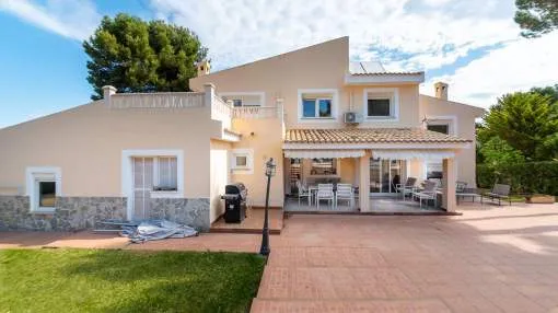 Villa with license and exceptional renovation project in the fantastic area of Santa Ponsa.