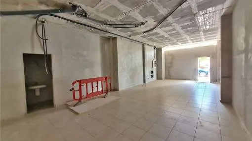 Brand new commercial premises with basement in residential area of Es Pil.larí, ideal to personalise and start your project. Brand new commercial premises with basement in residential area of Es Pil.larí, ideal to personalise and start your project.