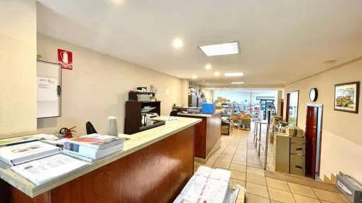 Spacious commercial property with office and storage space Spacious commercial property with office and storage space