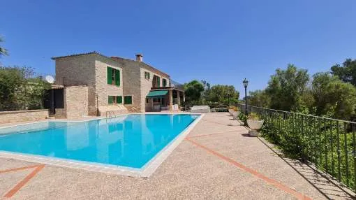 Impressive property in the rustic center of the island. Impressive property in the rustic center of the island.
