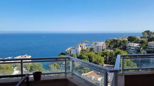 Opportunity to renovate an apartment in Illetas with terrace and extraordinary sea views