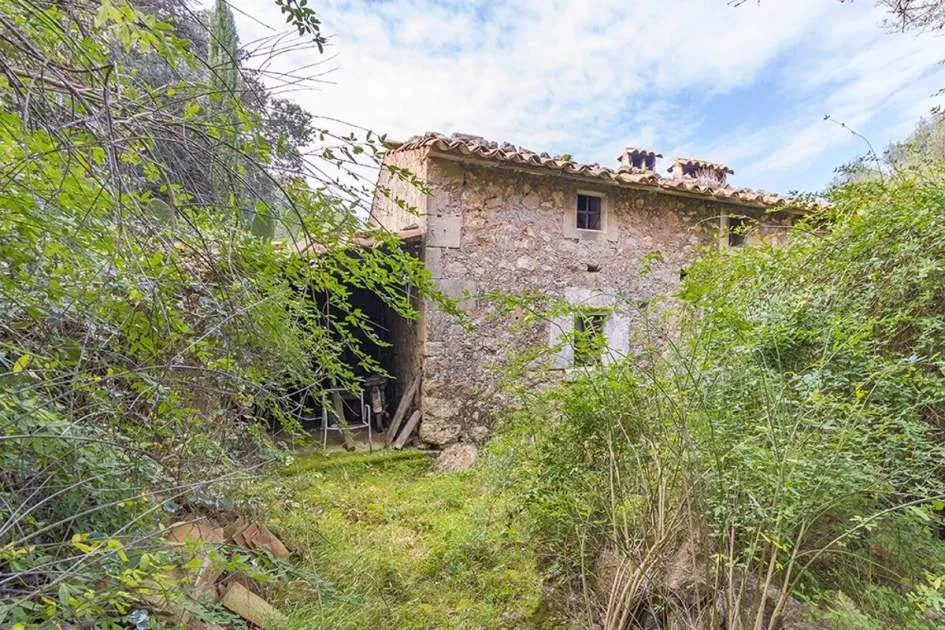 Majorcan stone finca for renovation in Vall d'en March, Pollensa