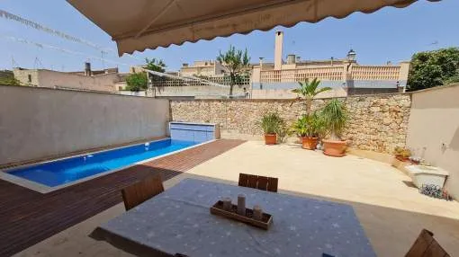 Wonderful villa with large terrace and swimming pool in the quiet village of Maria de la Salut. Wonderful villa with large terrace and swimming pool in the quiet village of Maria de la Salut.