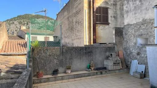Townhouse with patio and terrace to renovate in Pollença Townhouse with patio and terrace to renovate in Pollença