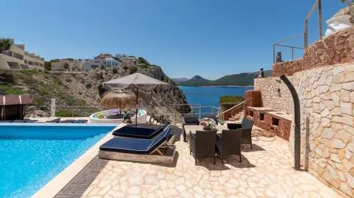 Fantastic villa directly on the sea in Cala Lliteres