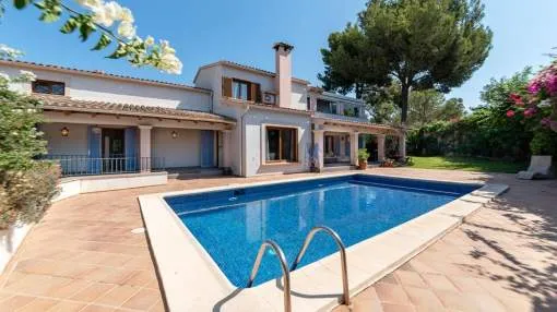 Finca-style villa embedded in a Mediterranean oasis