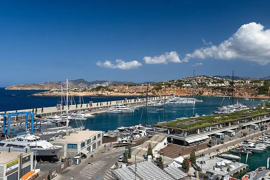 Generous villa with fantastic sea views over the marina of Port Adriano