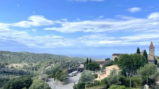 Fabulous villa with sea views for renovation project in Galilea