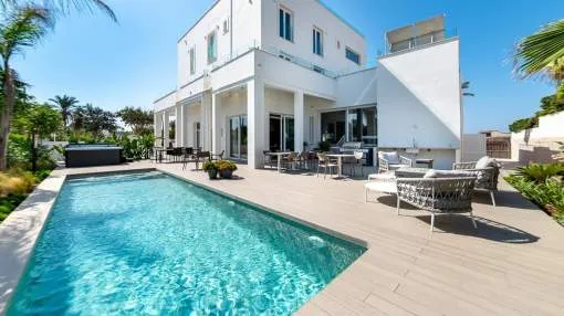 Excellent beachfront villa, near Palma. Excellent beachfront villa, near Palma.
