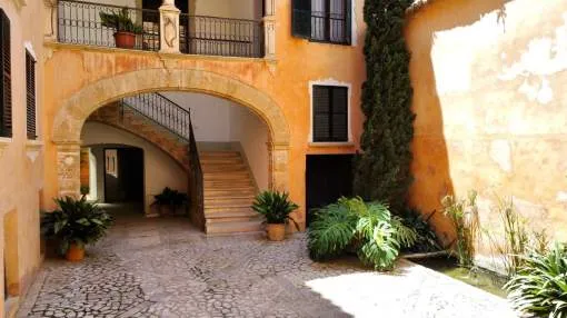 Exceptional high quality apartment located in an Old Town historic Palace just a few steps from Plaza Cort. Exceptional high quality apartment located in an Old Town historic Palace just a few steps from Plaza Cort.
