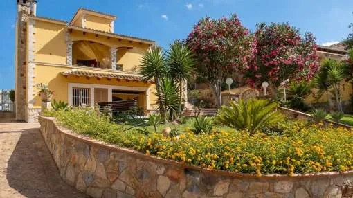 Villa with spacious garden for sale in San Agustin