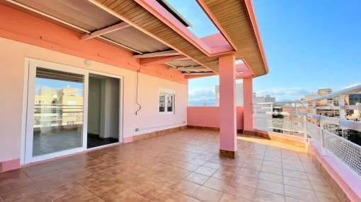 Magnificent newly renovated penthouse with incredible views. Magnificent newly renovated penthouse with incredible views.