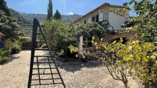Property with 2 houses with beautiful views of the mountains on the outskirts of Sóller.