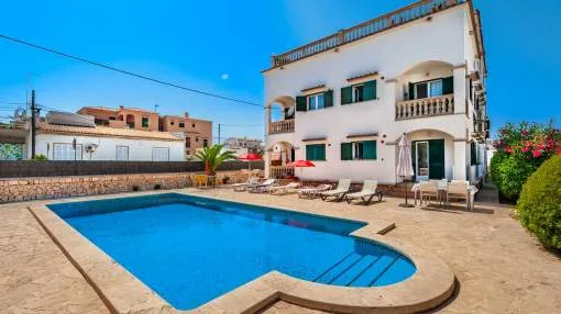 Bright flat with communal pool and garage in Cala Figuera.