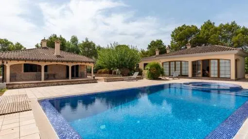 Fantastic Mediterranean-style country house with swimming pool and guest house