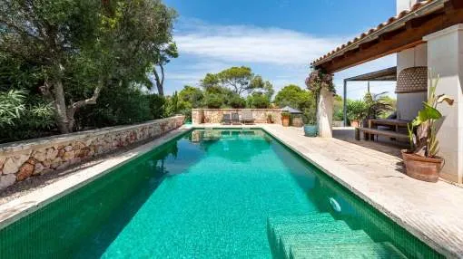 Charming villa with finca-style in Cala Llombards just a few hundred metres from the beach