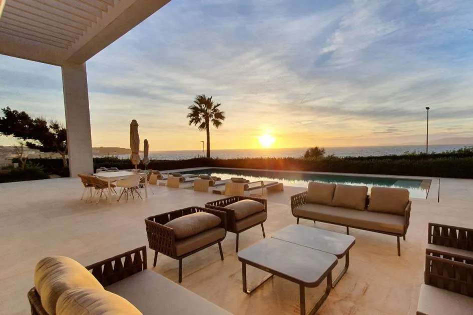 Fabulous villa in seafront-line in Palma