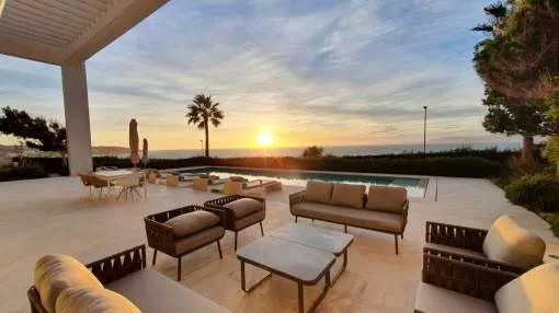 Fabulous villa in seafront-line in Palma