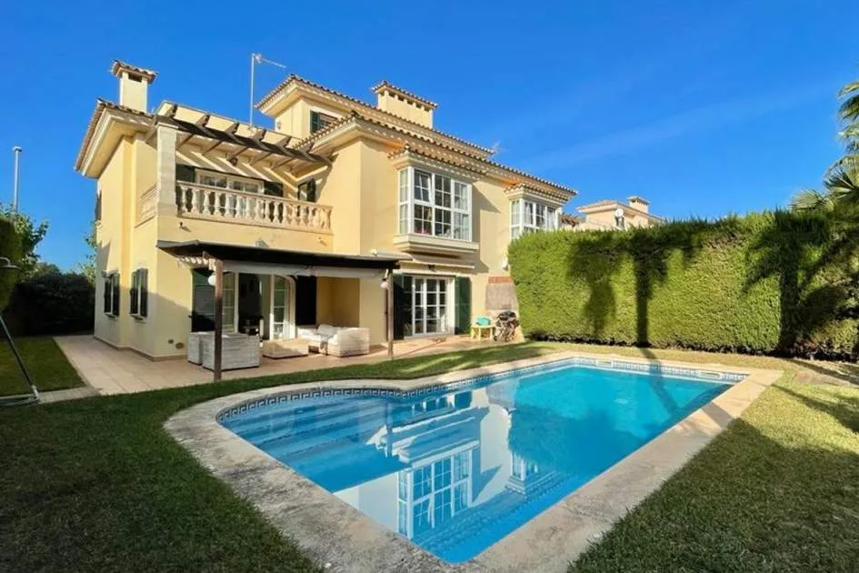 Townhouse with mediterranean charm and private pool
