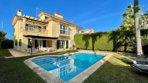 Townhouse with mediterranean charm and private pool