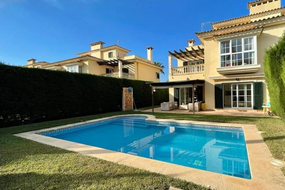 Townhouse with mediterranean charm and private pool