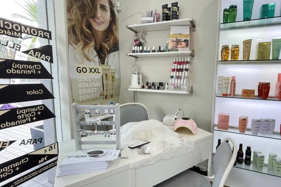 Elegant hairdressing salon for transfer in a very commercial area of Son Caliu. Elegant hairdressing salon for transfer in a very commercial area of Son Caliu.