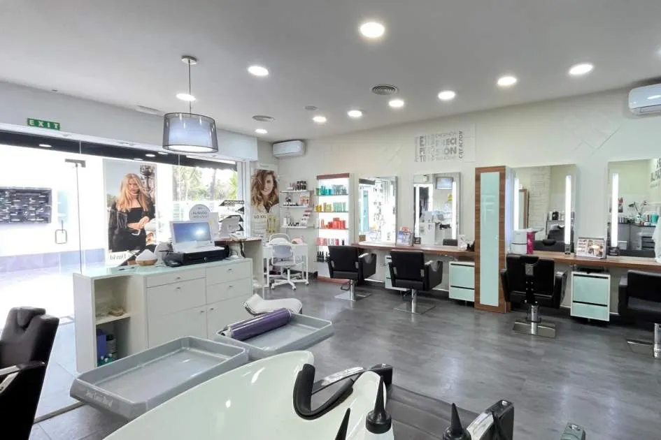 Elegant hairdressing salon for transfer in a very commercial area of Son Caliu. Elegant hairdressing salon for transfer in a very commercial area of Son Caliu.