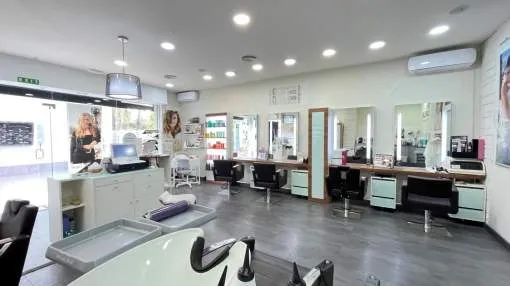 Elegant hairdressing salon for sale in a very commercial area of Son Caliu. Elegant hairdressing salon for sale in a very commercial area of Son Caliu.