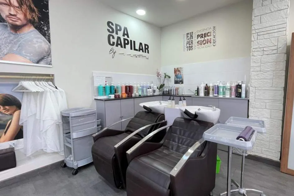 Elegant hairdressing salon for transfer in a very commercial area of Son Caliu.