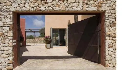 Minimalist townhouse in a dream location in the village of Es Llombards