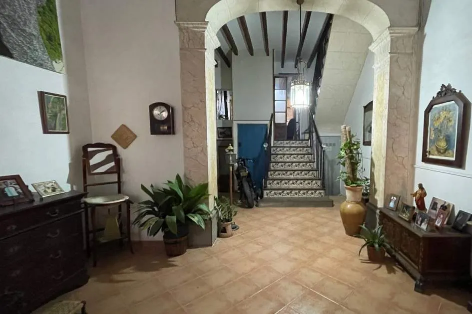 Beautiful townhouse in the village of Sóller with lots of potential