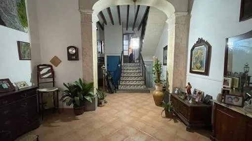 Beautiful townhouse in the village of Sóller with lots of potential